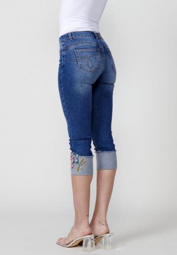Короткие джинсы