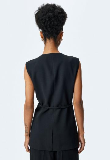 Длинный жилет