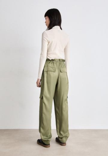 Брюки с накладными карманами