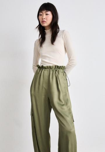 Брюки с накладными карманами