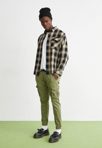 Брюки с накладными карманами