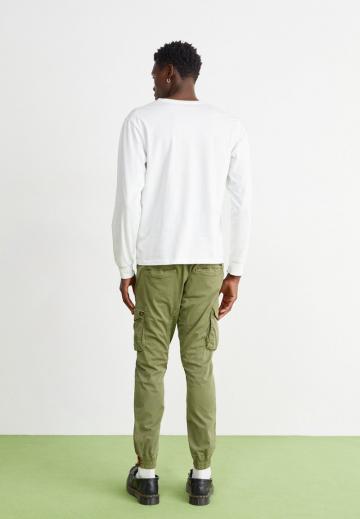 Брюки с накладными карманами