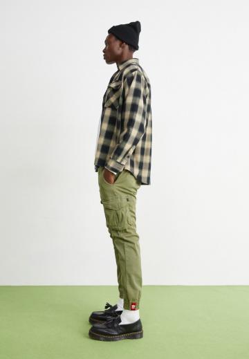 Брюки с накладными карманами