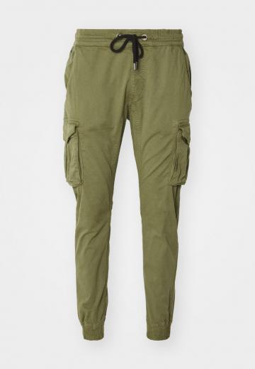 Брюки с накладными карманами