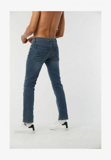 Узкие джинсы