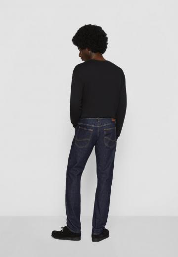 Узкие джинсы