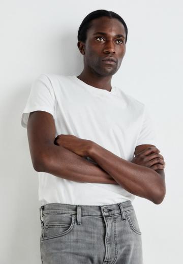 Узкие джинсы