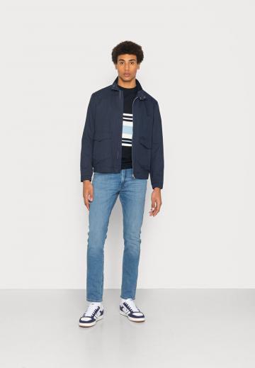 Узкие джинсы