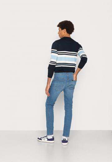 Узкие джинсы