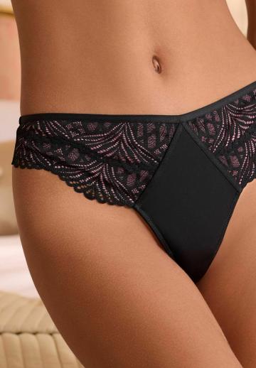 Трусы на бедрах