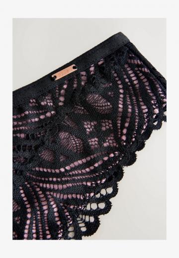 Трусы на бедрах