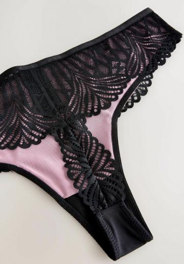 Трусы на бедрах