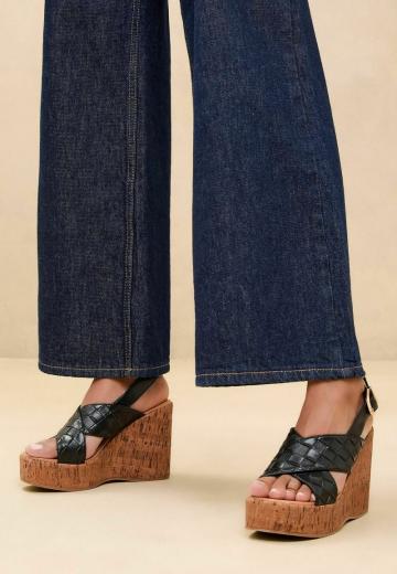 Босоножки на танкетке