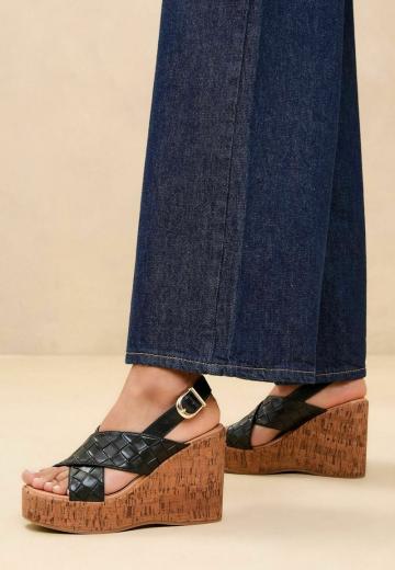 Босоножки на танкетке