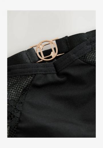 Трусы на бедрах