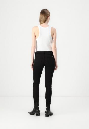 Узкие джинсы