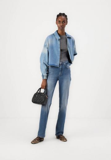 Прямые джинсы