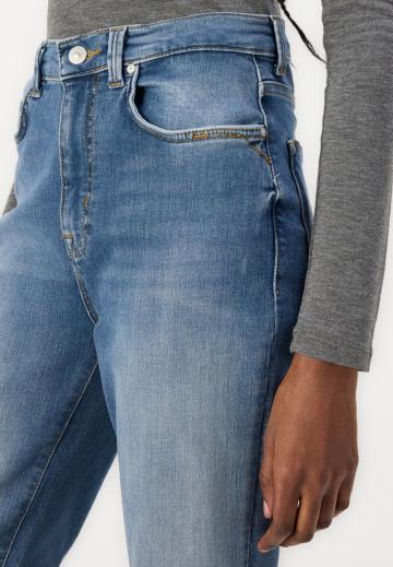 Прямые джинсы