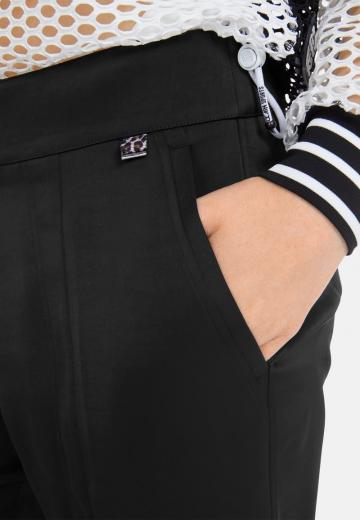 Брюки с накладными карманами