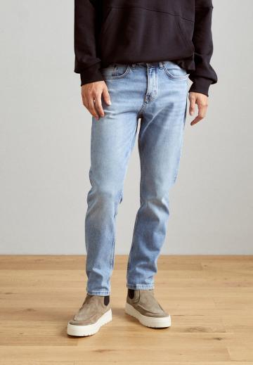 Узкие джинсы