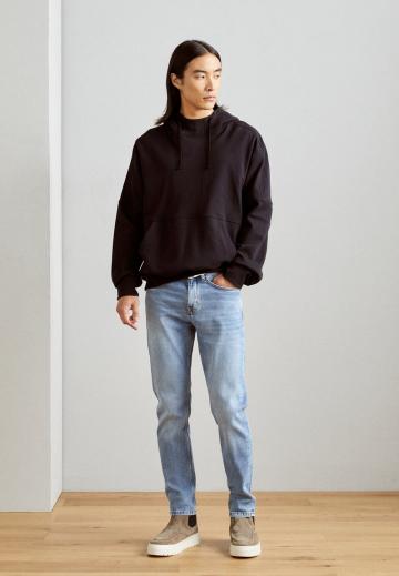 Узкие джинсы