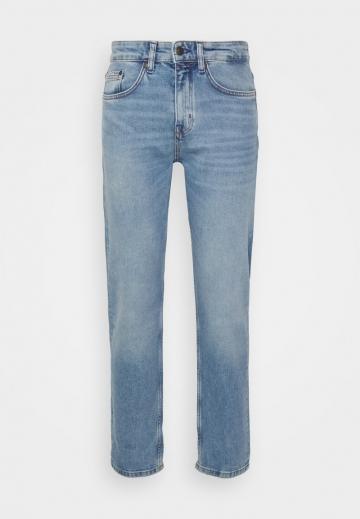 Узкие джинсы