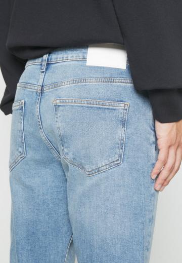 Узкие джинсы