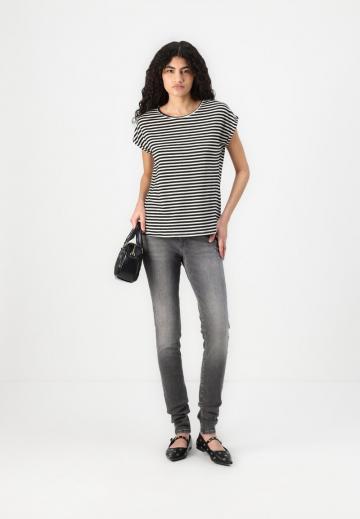 Узкие джинсы