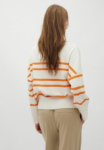 Пуловер в полоску
