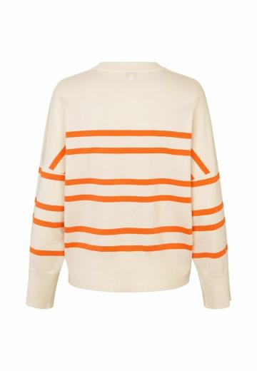 Пуловер в полоску