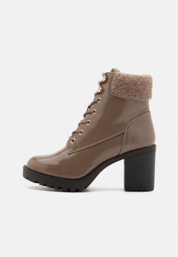 Ботинки на шнуровке