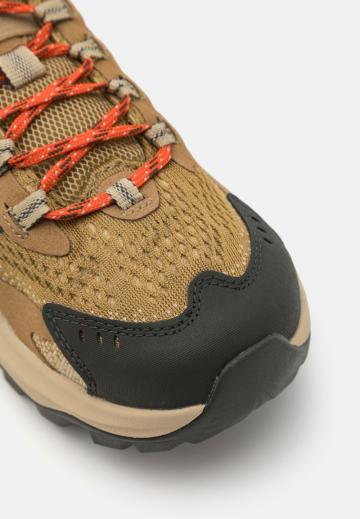 Походные кроссовки