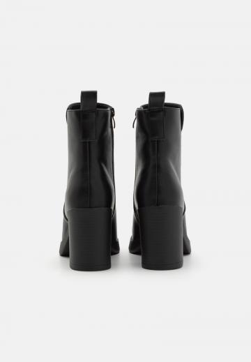 Полусапожки на высоком каблуке