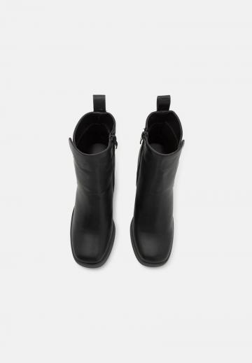 Полусапожки на высоком каблуке