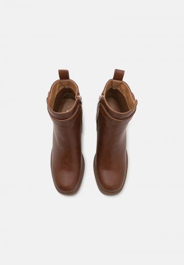 Полусапожки на высоком каблуке