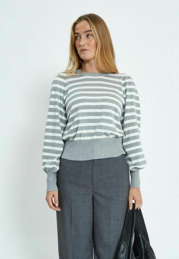 Пуловер в полоску