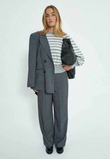 Пуловер в полоску