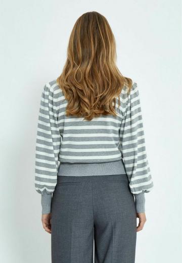 Пуловер в полоску
