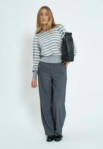 Пуловер в полоску