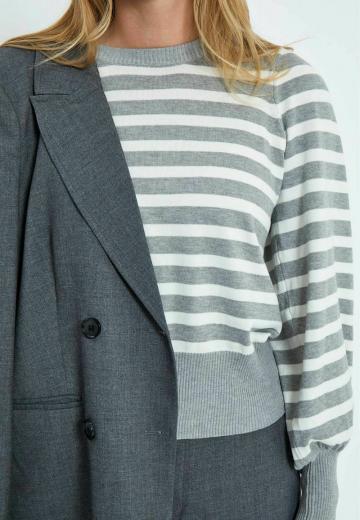 Пуловер в полоску