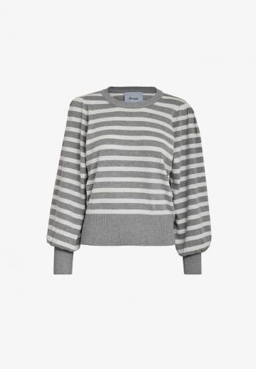 Пуловер в полоску