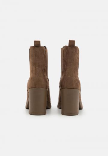 Полусапожки на высоком каблуке