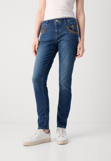 Узкие джинсы