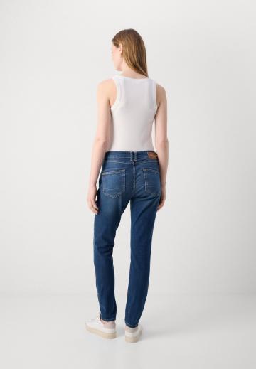 Узкие джинсы