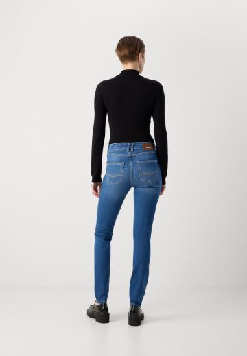 Узкие джинсы