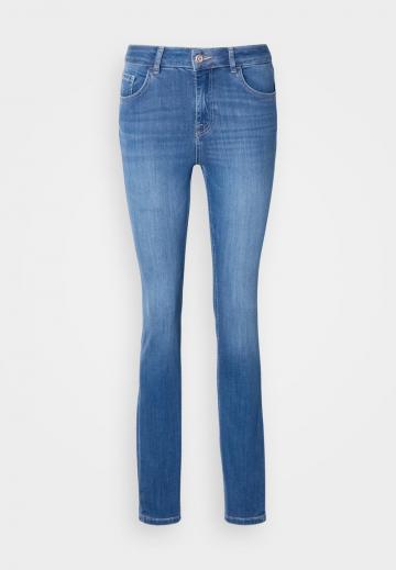 Узкие джинсы