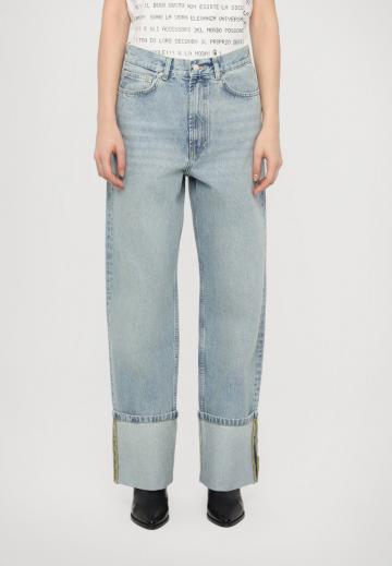 Прямые джинсы