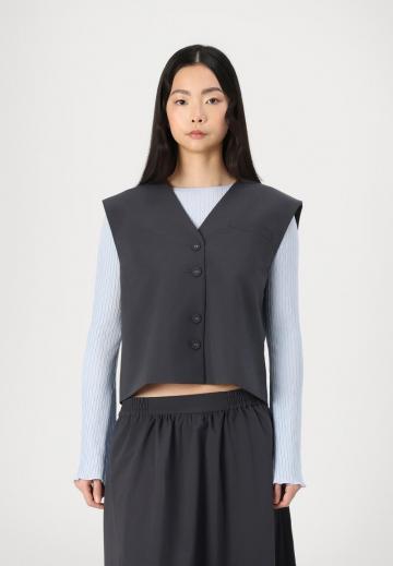 Джинсовая жилетка