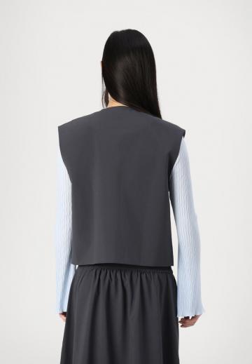 Джинсовая жилетка