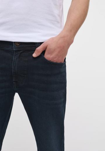 Узкие джинсы